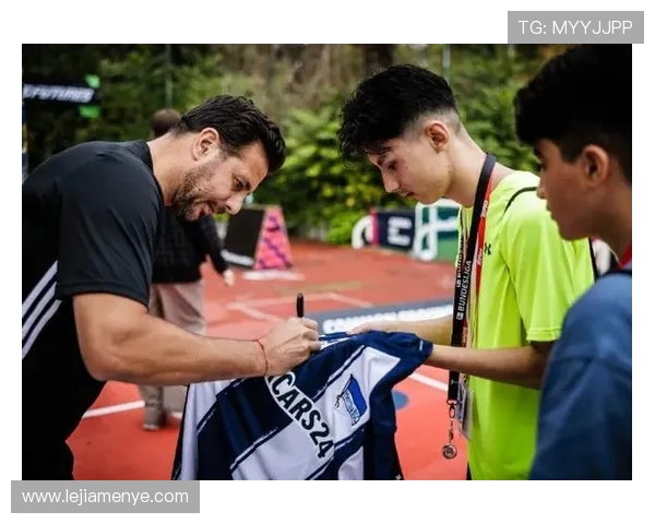 德甲球队赛后聚餐活动照片及球员互动